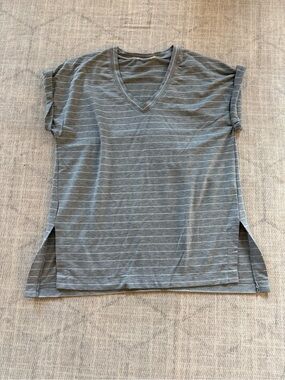 Yellow Chair Women's Gray Striped V-Neck Top Medium